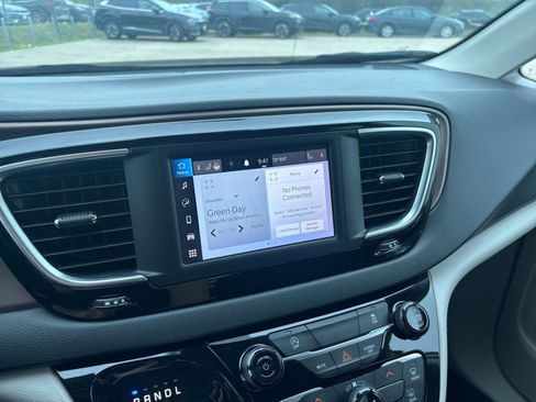 Used 2023 Chrysler Voyager LX image 20