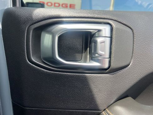 Used 2025 Jeep Wrangler Unlimited Sahara AWD/4WD image 40