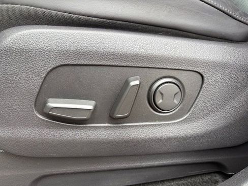 Used 2023 Kia Carnival EX image 14