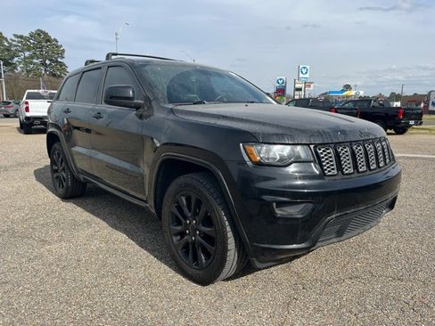 Used 2019 Jeep Grand Cherokee Altitude image 1
