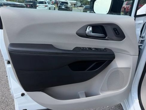 Used 2024 Chrysler Pacifica Touring-L FWD image 28