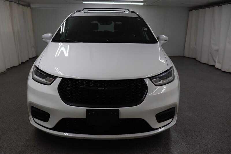Used 2021 Chrysler Pacifica Touring-L w/ Uconnect Theater Family Group FWD image 2