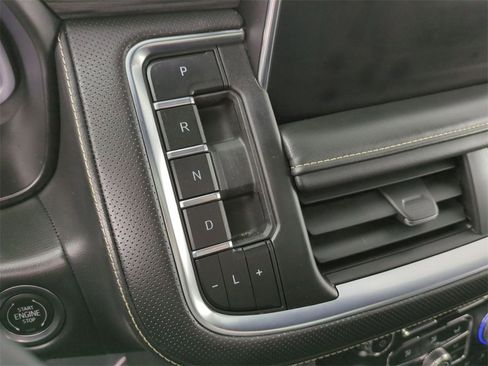 Used 2023 GMC Yukon SLT w/ SLT Premium Package image 16