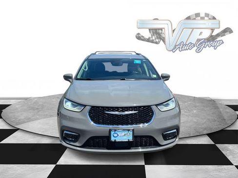 Used 2021 Chrysler Pacifica Touring-L w/ Uconnect Theater Family Group AWD/4WD image 2