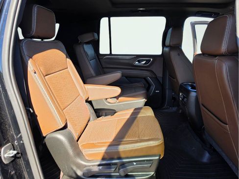 Used 2021 Chevrolet Suburban High Country AWD/4WD image 19