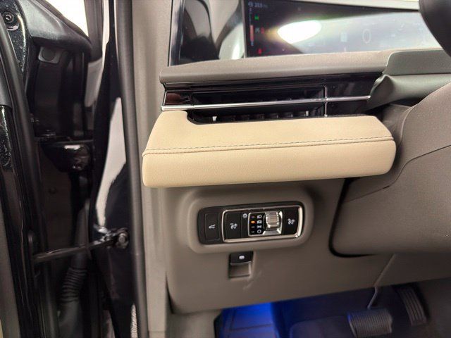 Used 2025 Lincoln Nautilus Premier AWD/4WD image 21