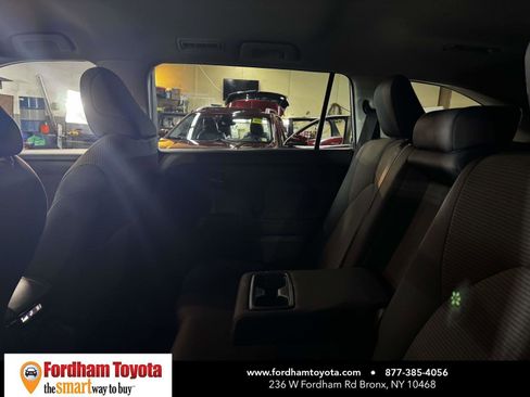 Used 2024 Toyota Highlander LE AWD/4WD image 11