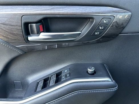 Used 2021 Toyota Highlander Limited image 14