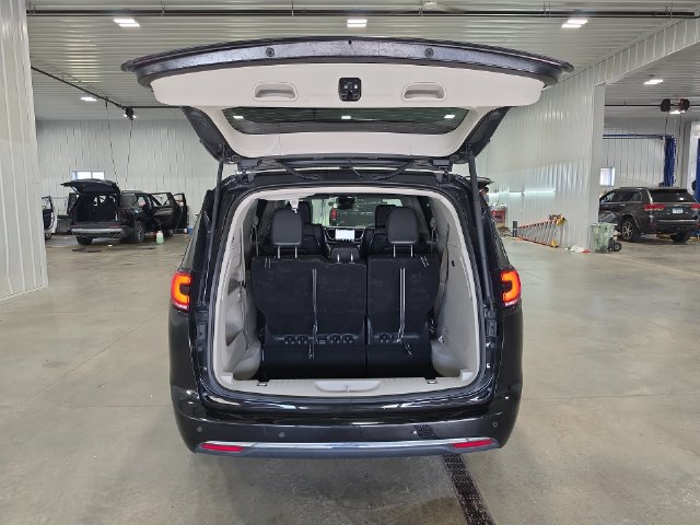 Used 2024 Chrysler Pacifica Touring-L FWD image 28