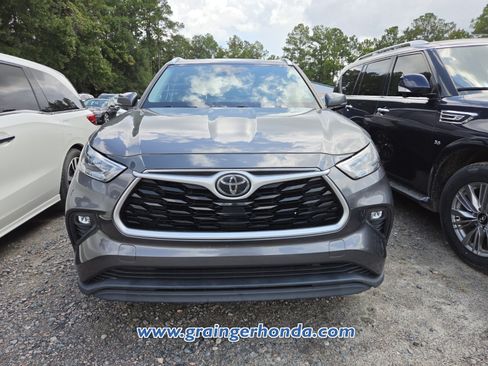 Used 2020 Toyota Highlander XLE AWD/4WD image 3