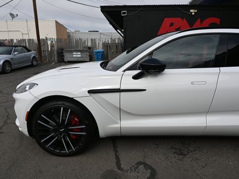 Used 2022 Aston Martin DBX AWD/4WD image 24