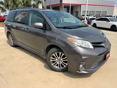 Used 2020 Toyota Sienna XLE Premium FWD image 1
