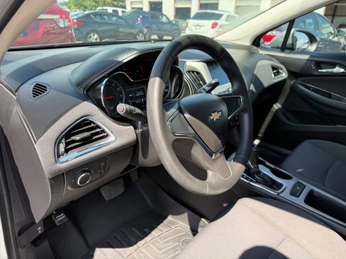 Used 2018 Chevrolet Cruze LS FWD image 17