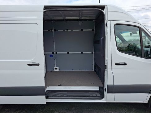 Used 2025 Mercedes-Benz Sprinter 2500 image 8