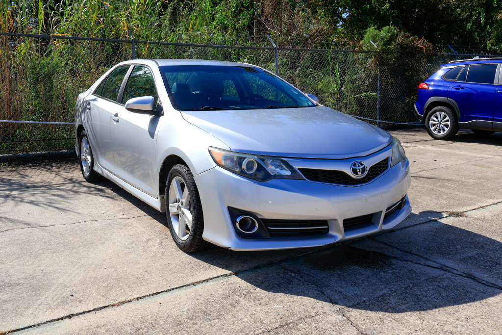 Used 2013 Toyota Camry SE FWD image 1