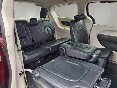 Used 2017 Chrysler Pacifica Touring-L Plus FWD image 9