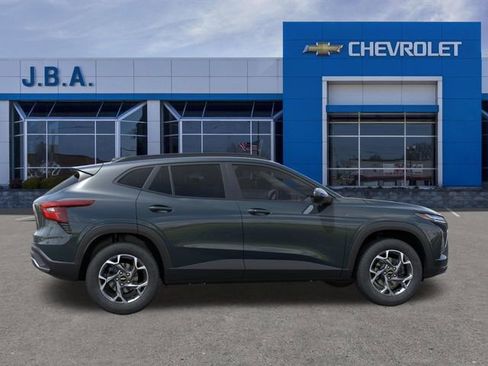 New 2026 Chevrolet Trax LT w/ LT Convenience Package FWD image 5
