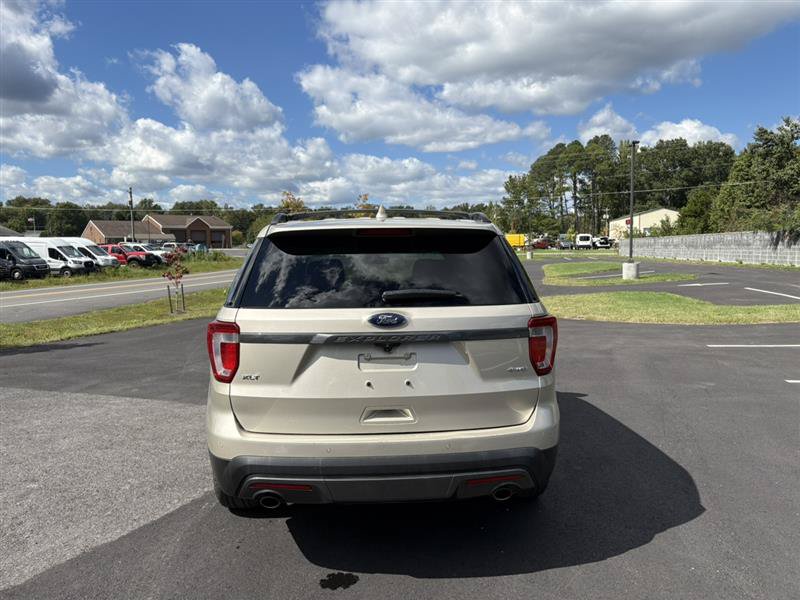 Used 2017 Ford Explorer XLT w/ Equipment Group 202A AWD/4WD image 4