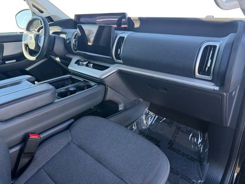 Used 2025 Ford Expedition Active image 17