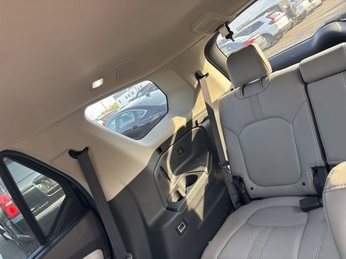 Used 2025 Honda Pilot EX-L image 10