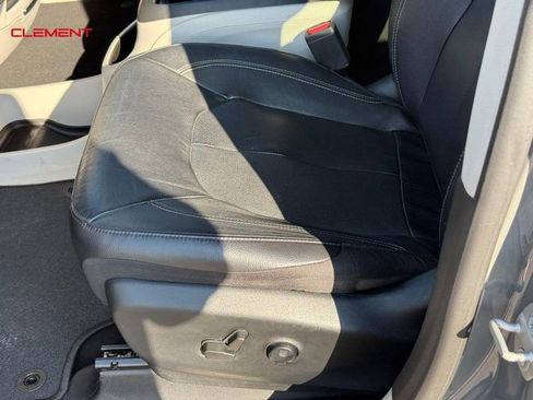 Used 2022 Chrysler Pacifica Touring-L FWD image 21
