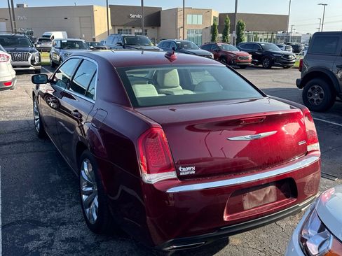 Used 2018 Chrysler 300 Touring L RWD image 4
