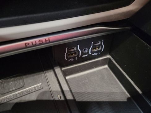 Used 2023 Chrysler Pacifica Limited image 43