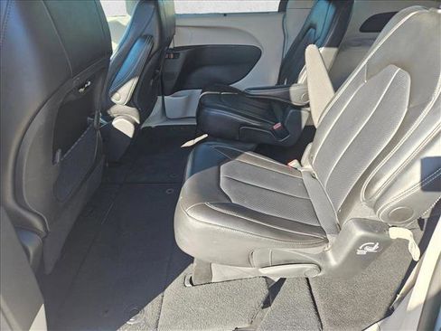 Used 2024 Chrysler Pacifica Touring-L image 11