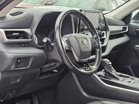 Used 2021 Toyota Highlander XLE image 2