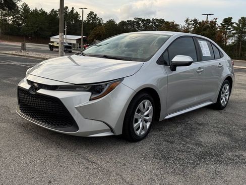 Used 2021 Toyota Corolla LE image 3