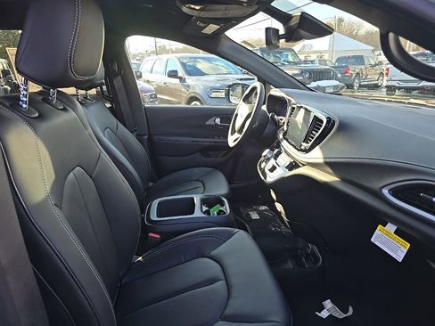 New 2026 Chrysler Pacifica Select image 11