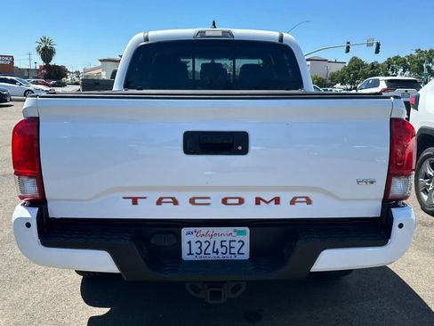 Used 2017 Toyota Tacoma TRD Sport AWD/4WD image 5