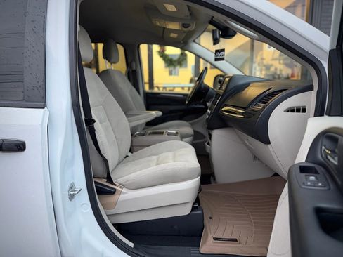 Used 2019 Dodge Grand Caravan SE w/ UConnect Hands-Free Group FWD image 17