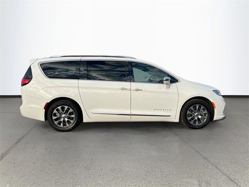Certified 2024 Chrysler Pacifica Pinnacle image 8