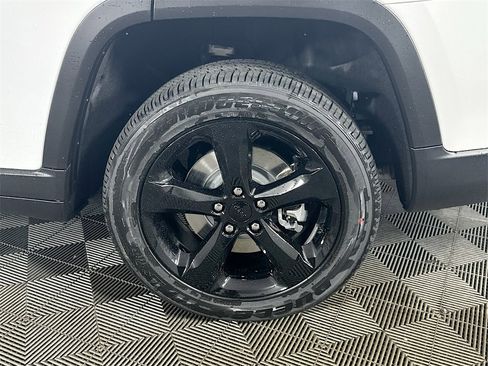 New 2025 Jeep Grand Cherokee L Altitude image 18