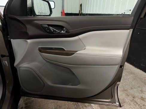 Used 2023 GMC Acadia SLE image 14