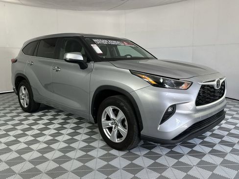 Used 2025 Toyota Highlander LE FWD image 2