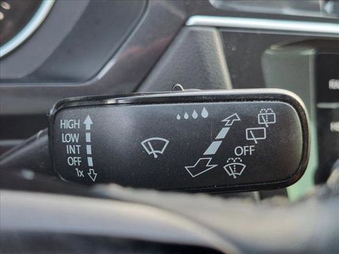 Used 2018 Volkswagen Tiguan SE FWD image 13