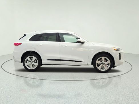 Used 2025 Audi Q5 Premium Plus w/ Premium Plus AWD/4WD image 4