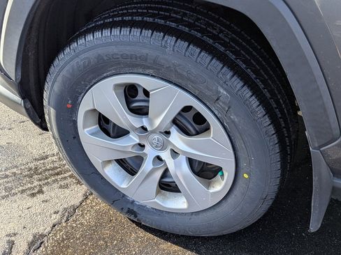 Used 2021 Toyota RAV4 LE image 10