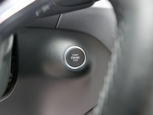Used 2025 Volvo XC40 B5 Core AWD/4WD image 18