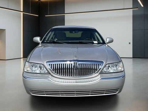 Used 2011 Lincoln Town Car Signature Limited RWD image 8