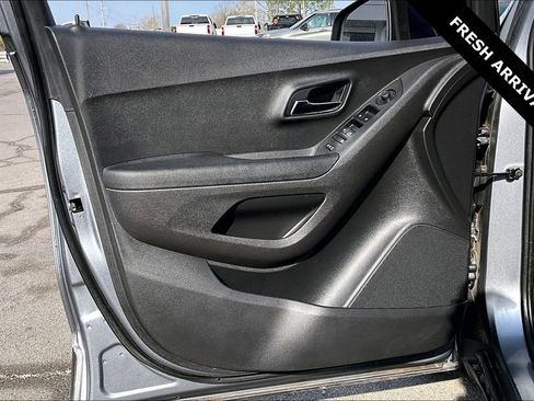 Used 2020 Chevrolet Trax LT w/ LT Convenience Package image 18