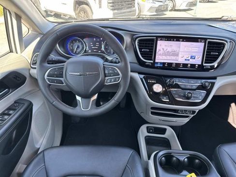 Used 2024 Chrysler Pacifica Touring-L image 20