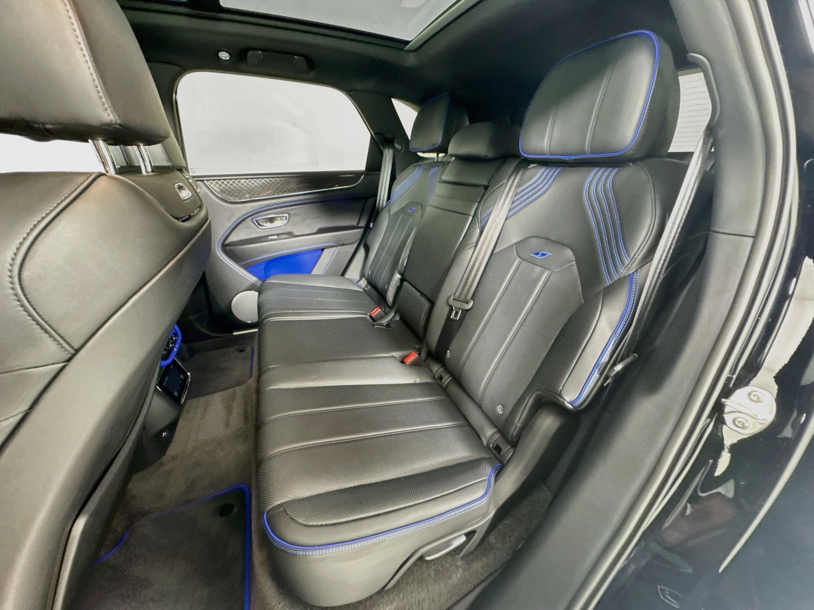 Certified 2025 Bentley Bentayga AWD/4WD image 25