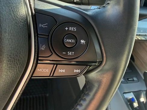 Used 2022 Toyota Venza XLE image 22