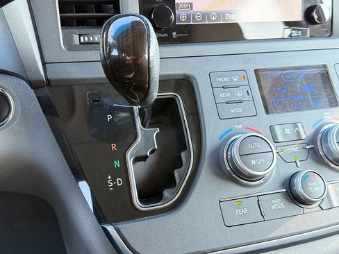 Used 2015 Toyota Sienna XLE w/ XLE Navigation Package image 18