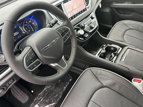 New 2026 Chrysler Pacifica Limited image 10