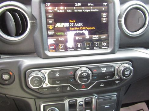 Used 2021 Jeep Gladiator Overland AWD/4WD image 14