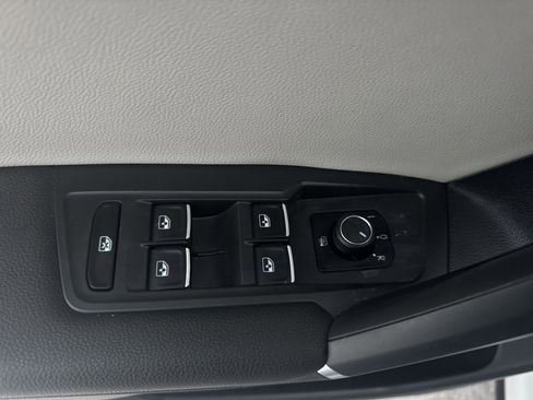 Used 2018 Volkswagen Tiguan SE image 23